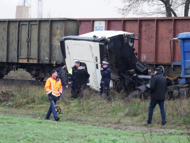 Wypadek w Golinie: Ciężarówka wjechała pod pociąg