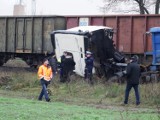 Wypadek w Golinie: Ciężarówka wjechała pod pociąg [ZDJĘCIA]