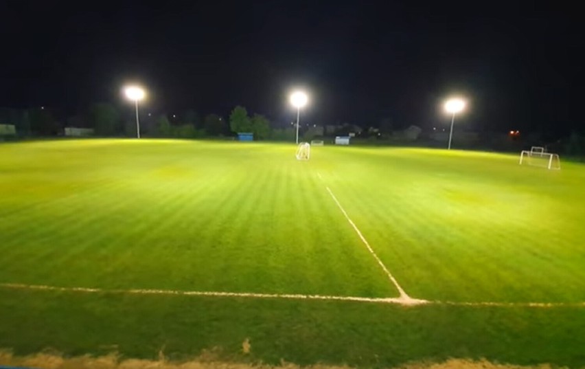 Stadion w Złoczewie już z profesjonalnym oświetleniem. Posłuży nie tylko sportowcom ZDJĘCIA