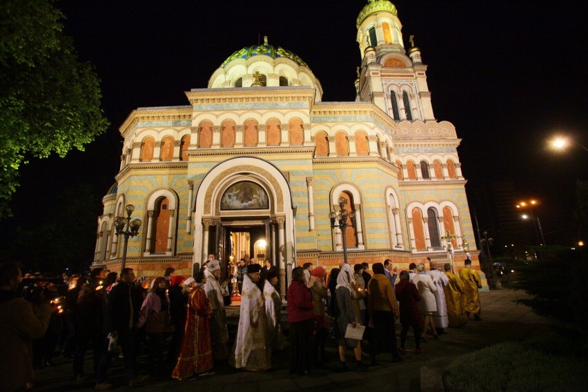 Wierni trzykrotnie obchodzą cerkiew.