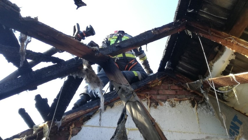 Osiem zastępów straży pożarnej walczyło z ogniem na poddaszu jednego z domów w Ropicy Górnej