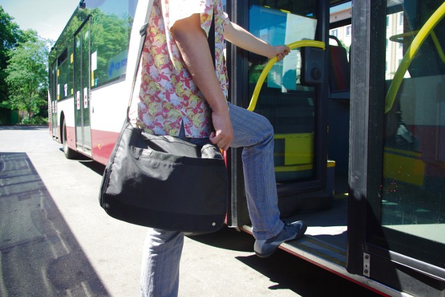 System Dynamicznej Informacji Pasażerskiej w autobusach|wyświetlacze na przystankach w kzk gop|system informacji pasażerskiej na przystankach|elektroniczne rozkłady jazdy dla kzk|inwestycje w kzk gop|kiedy odjeżdzają autobusy w kzk|