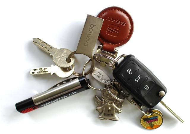 Breloczek z kluczykami do samochodu znaleziony na parkingi MCIT czekają na swojego własciciela w siedzibie MZDiM w Jaworznie.