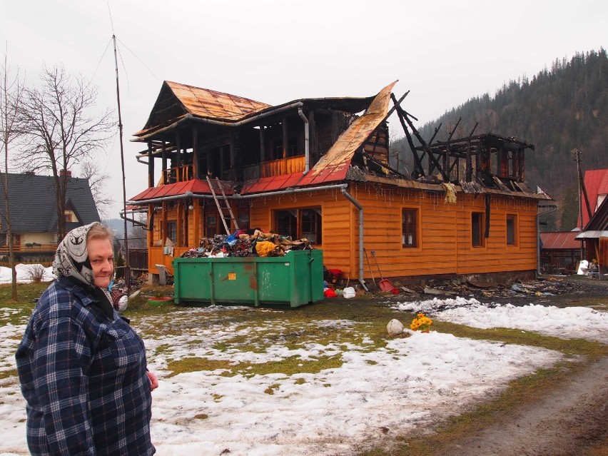 Maria Stasik przy swoim spalonym domu