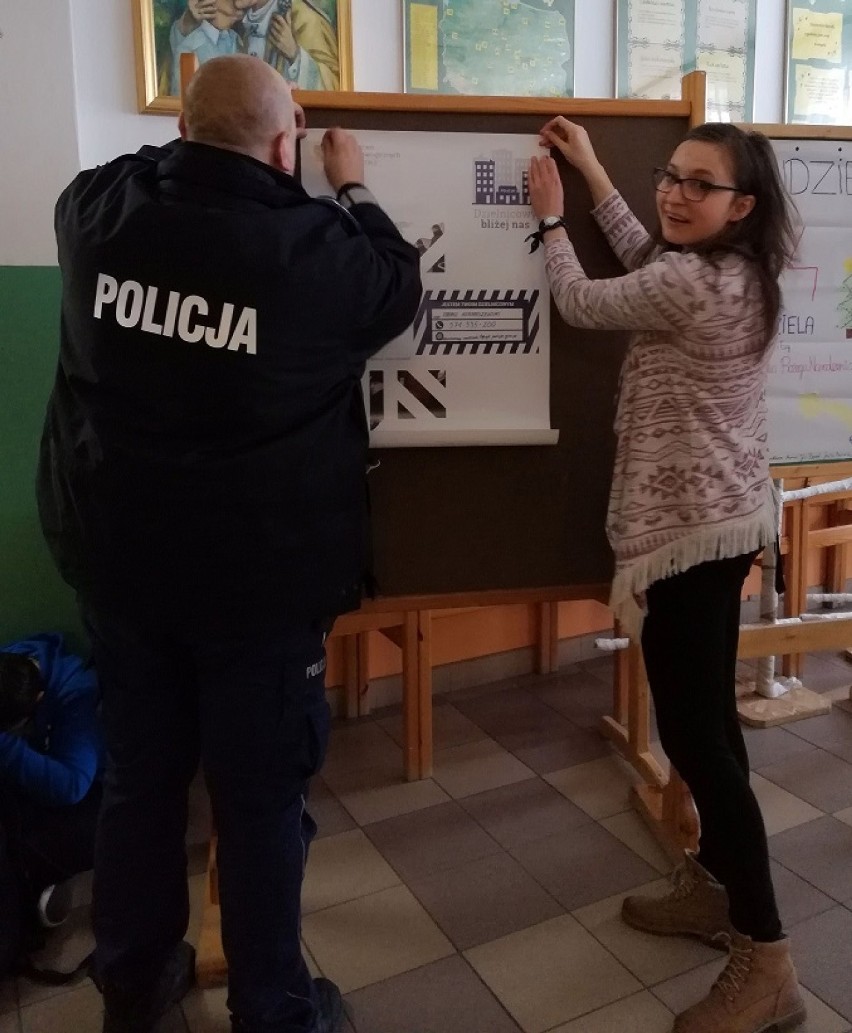 "Dzielnicowy bliżej nas". Policjanci odwiedzili szkoły i rozdali plakaty z danymi ułatwiającymi kontakt z dzielnicowymi