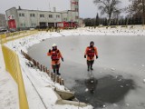 Strażacy z OSP w Gołańczy ćwiczyli na lodzie 