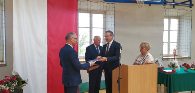 Słowa podziękowania dyrektorowi Zielińskiemu w imieniu władz powiatu złożył między innymi starosta Marcin Piwnik i Tomasz Huk, przewodniczący Rady Powiatu.