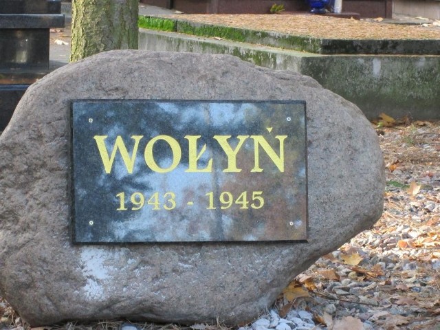 Cmentarz w Chodzieży - Nowy kamień w Zakątku Katyńskim