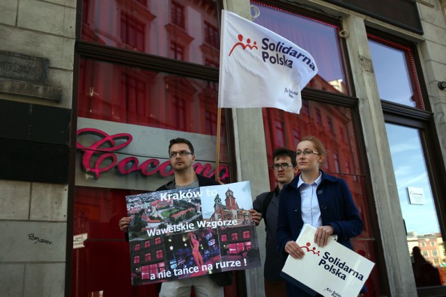 Kraków to wawelskie wzgórze, a nie tańce na rurze - pod takim hasłem protestowali pod Cocomo działacze młodzieżówki SP