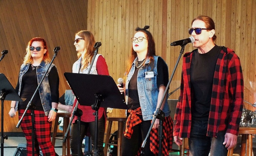 Śpiewają, od lewej: Paulina Jezulin-Szwedo, Małgorzata...