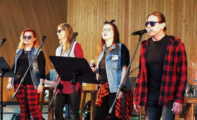 Śpiewają, od lewej: Paulina Jezulin-Szwedo, Małgorzata Kutrowska Patrycja Suwara, Łukasz Jary. Zobacz na kolejnych zdjęciach jak bawiła się widownia.