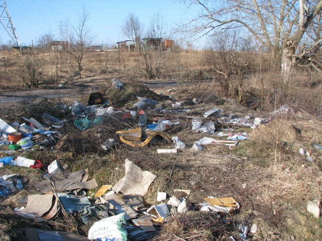 Góra śmieci na Rzeczyckiej nadal rośnie