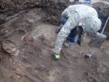 W pobliżu torów kolejowych w Nowej Soli odnaleziono grób [ZDJĘCIA]