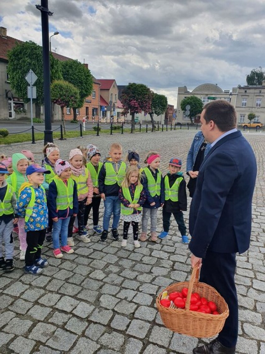 Gostyń. Dzieci z grupy „Słoneczka” z Przedszkola Miejskiego nr 2 odwiedziły burmistrza Gostynia [ZDJĘCIA]