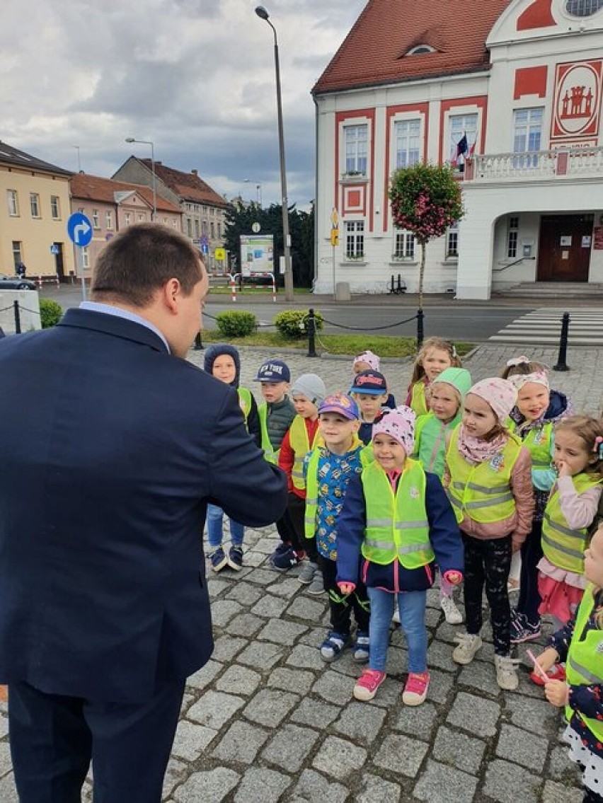 Gostyń. Dzieci z grupy „Słoneczka” z Przedszkola Miejskiego nr 2 odwiedziły burmistrza Gostynia [ZDJĘCIA]