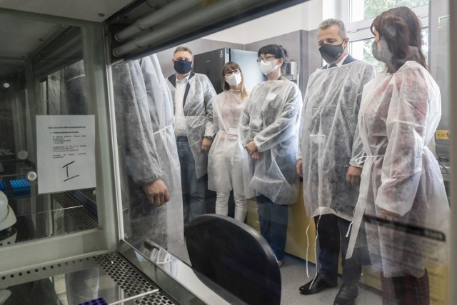 W Wojewódzkiej Stacji Sanitarno-Epidemiologicznej w Bydgoszczy otwarto nowoczesne laboratorium molekularne. Znacznie przyspiesza badania w kierunku COVID-19, może pracować 24 godziny na dobę i 7 dni w tygodniu oraz jest niezwykle wydajne