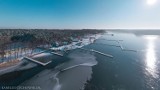 Jezioro Sławskie z lotu ptaka w zimowej szacie. Piękne zdjęcia Kamila Gołuchowskiego