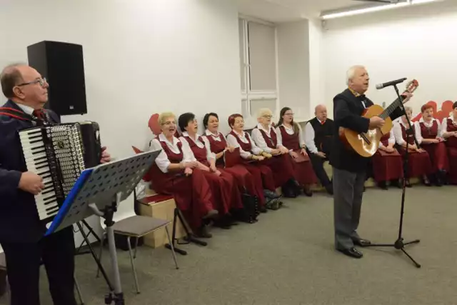 KOŚCIAN. Retro Orkiestra bawiła gości podczas otwarcia wystawy w MBP