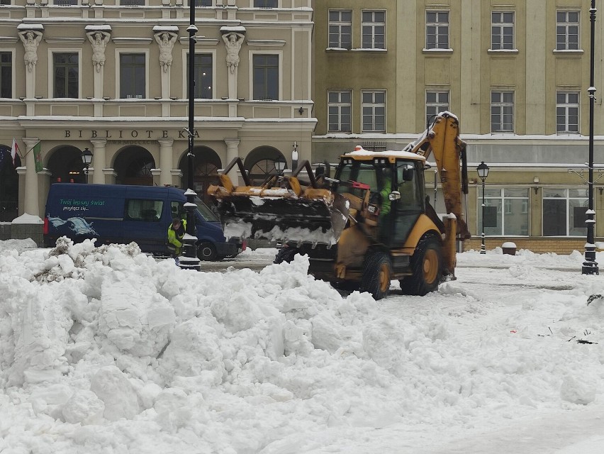 Niebezpieczne zwały i nawisy śnieżne usuwane na Dolnym Śląsku. Zamykane ulice. Zobaczcie zdjęcia