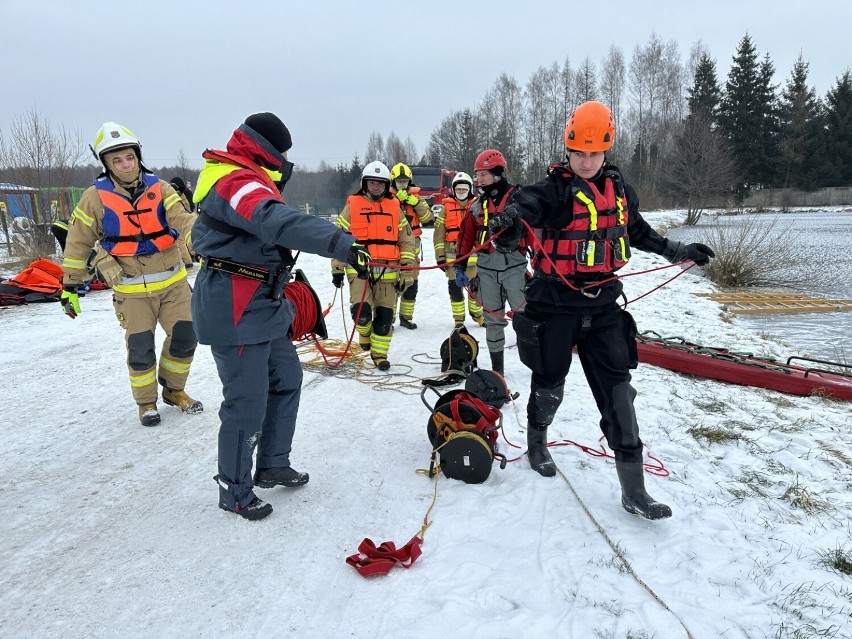 Strażacy z Radomska ćwiczyli działania ratownicze na lodzie. ZDJĘCIA, FILM