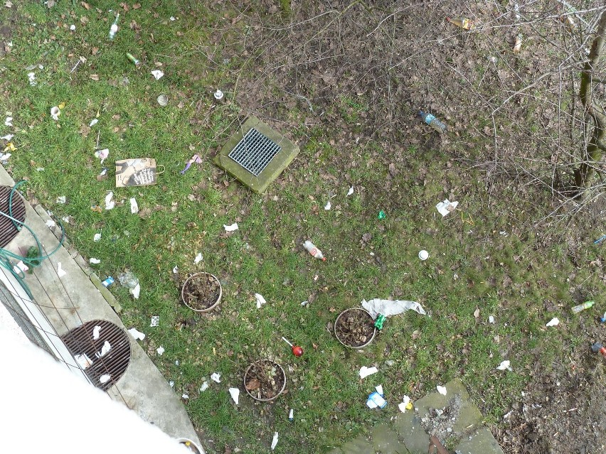 Wysyp śmieci na osiedlu Orła Białego [Zdjęcia]