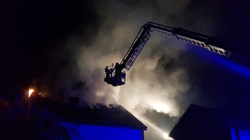 STRAŻACY W AKCJI: Pożar domu jednorodzinnego w Smoszewie. Strażacy walczyli z żywiołem cztery godziny