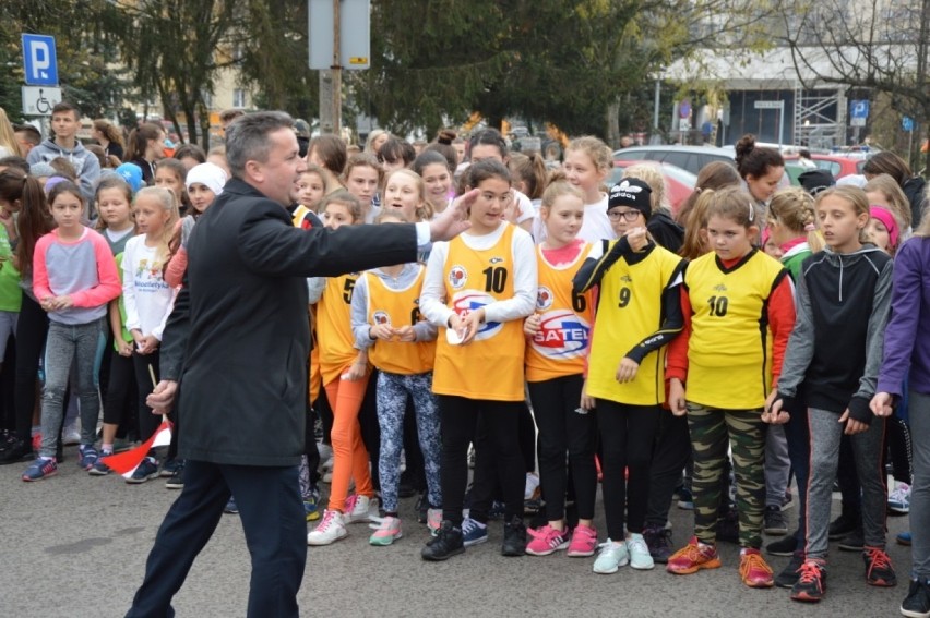 Uczniowie z powiatu staszowskiego pobiegli w VI Biegu Niepodległości w Staszowie