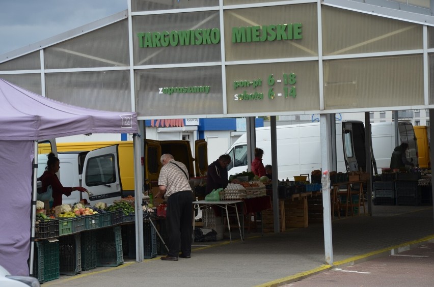 Ceny owoców i warzyw na Targowisku Miejskim na osiedlu Kopernik w Głogowie. W połowie sierpnia 2021 ogórki po 7 złotych