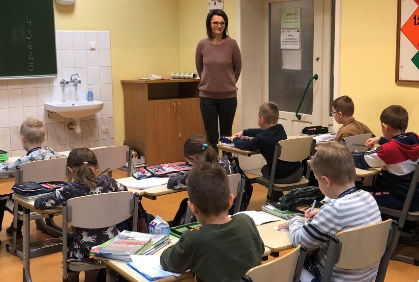 Uczniowie SP 10 w Lesznie w nowej szkole. Zobacz jak radzą sobie w nowym miejscu ZDJĘCIA
