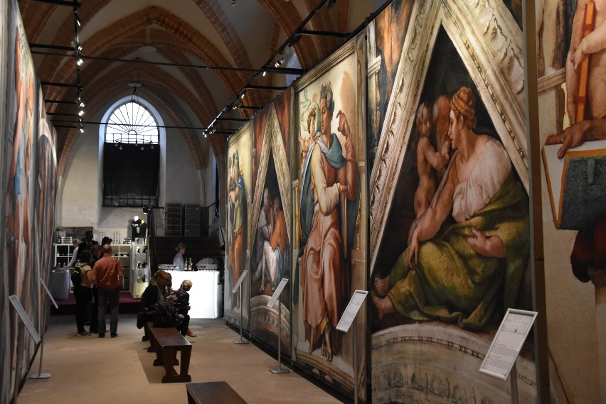 Wystawa fresków z Kaplicy Sykstyńskiej w upalne dni przyciąga wielu odwiedzających