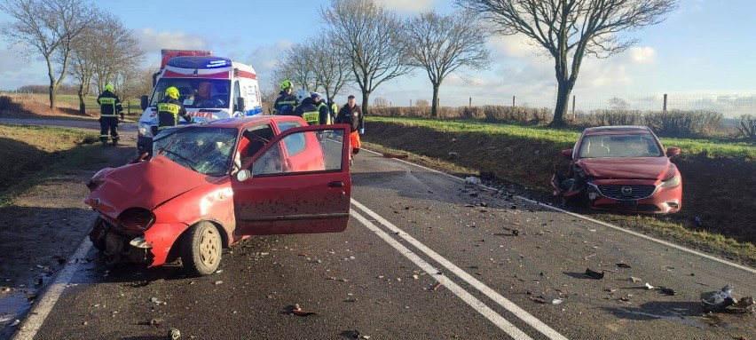 Czołowe zderzenie aut pod Stargardem. Wyprzedzał rząd ciężarówek. Seicento wbiło się pod naczepę TIR-a