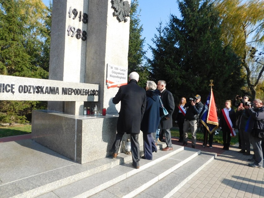 Wałbrzych: Odsłonięto pamiątkową tablicę, w setną rocznicę odzyskania przez Polskę niepodległości (ZDJĘCIA)