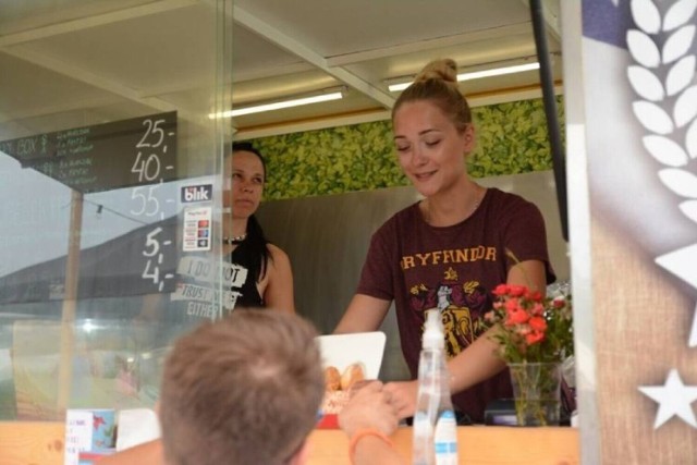 Konin.Zlot Food trucków powróci na Zatorze. Pod Galerią nad Jeziorem zagoszczą potrawy z całego świata!Wśród wozów, które pojawią się na parkingu nie zabraknie znanych i lubianych: amerykańskich burgerów, frytek belgijskich, lemoniady molekularnej czy kawy.Przystawki, dania główne, napoje, słodkie desery – wybór będzie naprawdę duży. Organizatorzy zapewniają, że nikt nie wyjdzie głodny z tej międzykontynentalnej uczty.