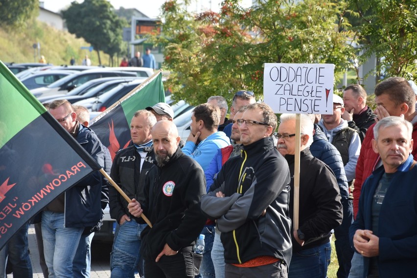 Manifestacja pod siedzibą JSW. Górnicy domagają się przywrócenia deputatów i wypłacenia świadczeń
