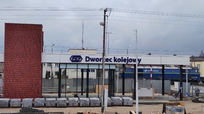 Nowy dworzec PKP w Gorzkowicach i wciąż jeszcze stojący...