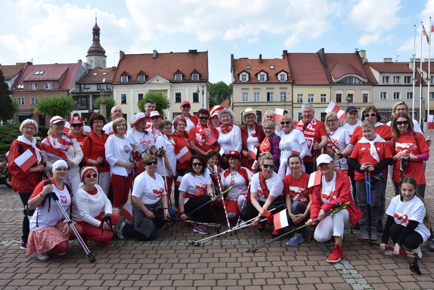 Żorski marsz nordic walking w biało czerwonych barwach! Żorzanie ponieśli flagi z rynku na Cegielnię