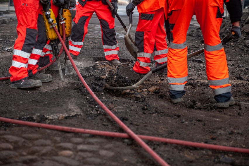 Prace na połowie placu Pięciu Rogów wstrzymane. Archeolodzy badają zabytkowy bruk