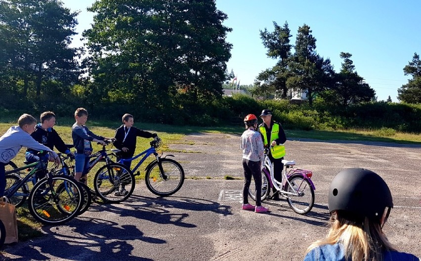 Czarna Woda - Dzielnicowa z Kalisk egzaminowała dzieci na kartę rowerową ZDJĘCIA
