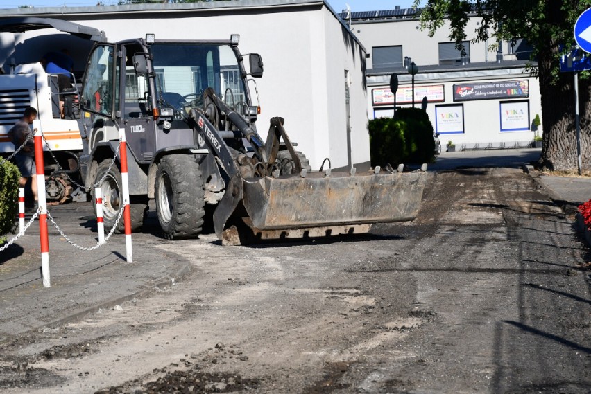 Trwa remont parkingu przy wolsztyńskim starostwie. Zobacz zdjęcia