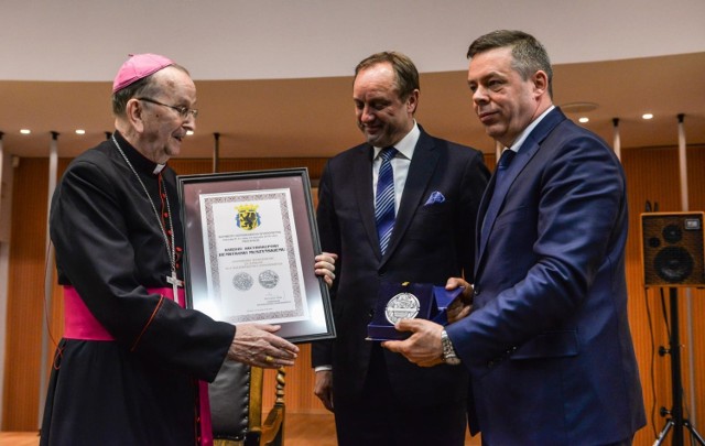 Ks. prof. arcybiskup prymas senior Henryk Muszyński we wtorek, 8 maja, otrzymał Honorowe Wyróżnienie za Zasługi dla Województwa Pomorskiego