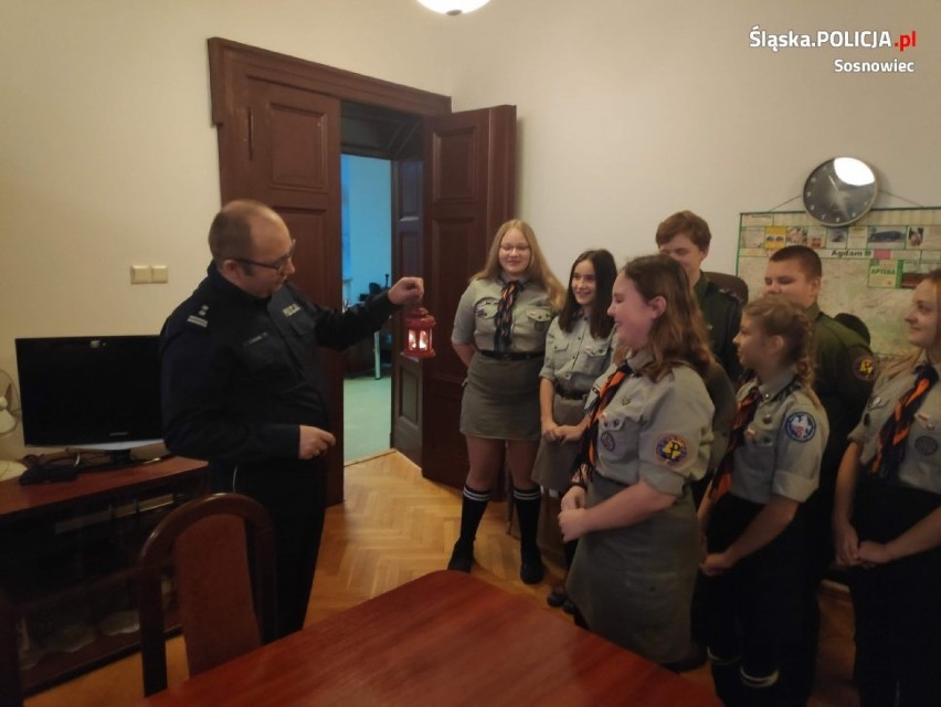 Będzińscy harcerze przynieśli światełko pokoju sosnowieckim policjantom ZDJĘCIA 