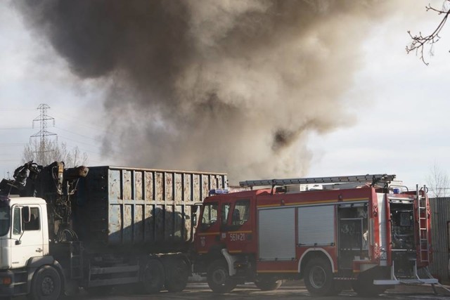 100 tysięcy złotych strat po pożarze w składowisku gumy w Raciborzu