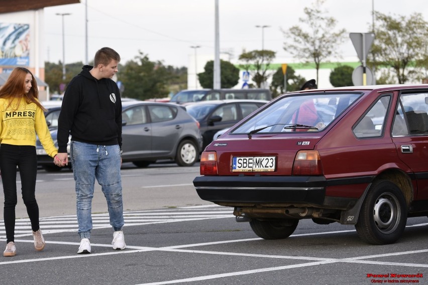 Sosnowiec: Zlot samochodowy na parkingu przy Auchan [ZDJĘCIA]. Zbierali pieniądze dla chorego Kubusia