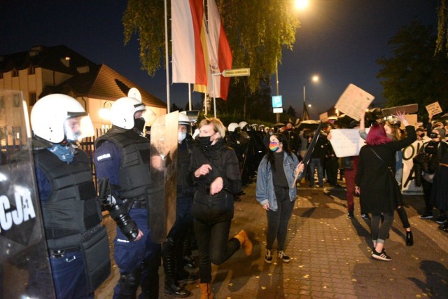 W niedzielę (25.10) o godz. 16 przy pomniku Mikołaja Kopernika rozpoczął się protest przeciwko decyzji Trybunału Konstytucyjnego w sprawie aborcji. Demonstranci przemaszerowali także pod siedzibę Radia Maryja przy ul. Żwirki i Wigury. To już kolejny dzień demonstracji, które odbywają się w całej Polsce. Zobaczcie zdjęcia z toruńskiego "Czarnego spaceru". 