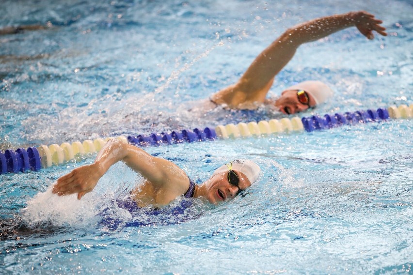 Triathlonowe zawody w środku zimy. Najpierw 600m pływania, a potem 15 km roweru i 3 km biegu pod dachem w Gdyni