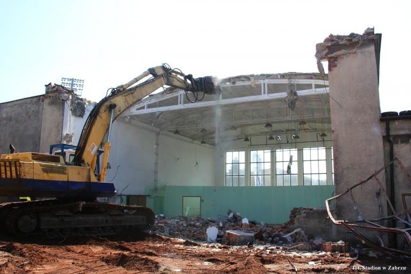 Budowa stadionu Górnika Zabrze: Wyburzanie hali lekkoatletycznej [ZDJĘCIA]