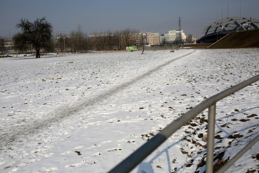 Duży parking na Zabłociu nie może powstać. Mieszkańcy proszą o strefę