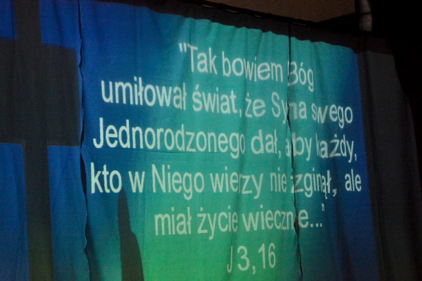 Teatr Cienia z Opalenia wystawił "Misterium Męki  Pańskiej" w kościele parafialnym w Gniewie [ZDJĘCIA]