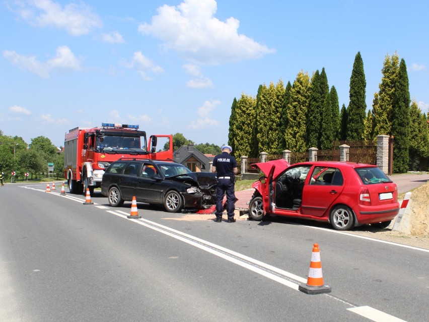 Połom Duży. Czołowe zderzenie, trzy osoby trafiły do szpitala, nie żyje 72-latka [ZDJĘCIA]