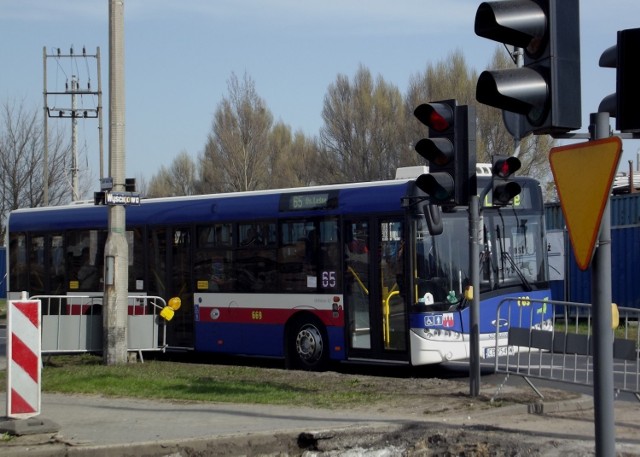 Pojazdy poruszają się  wbrew rozkładom. Do tego jeszcze błędne ...